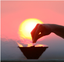 agnihotra_feuerschale-mit-hand.png